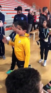 Remise des médailles et des coupes par les joueurs seniors du club.