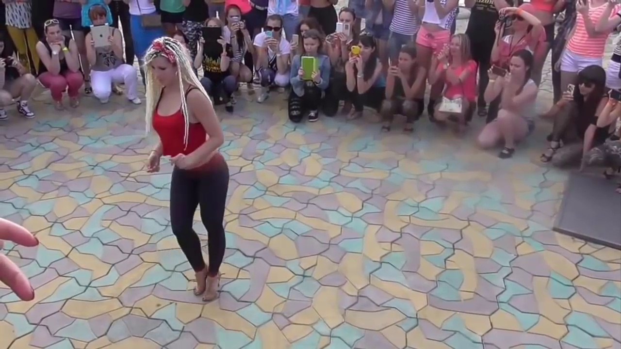 Sarışından Latin dans gösterisi