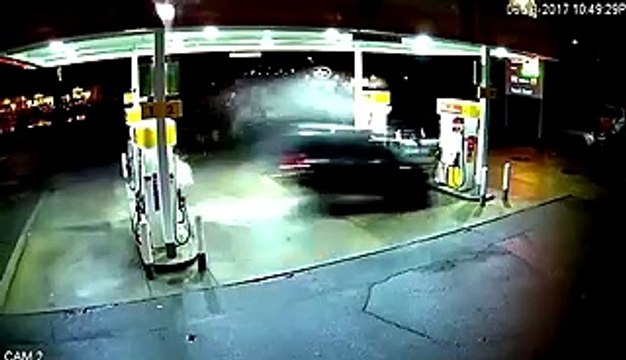 Conductor de Uber choca contra gasolinera y provoca incendio