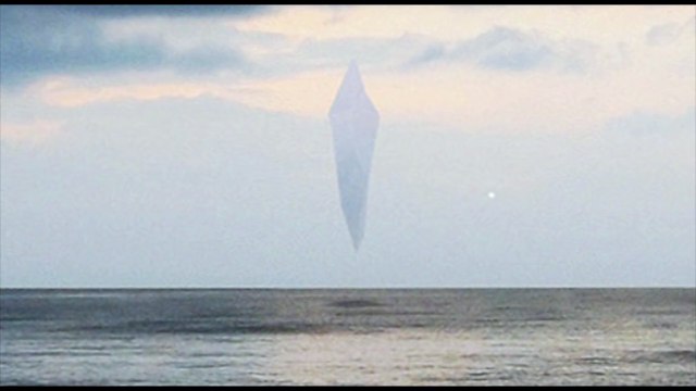 Étrange ! Un Ovni en forme de Diamant Colossal entre dans un Portail dans les Nuages ?