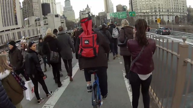 Pousser les piétons sur une piste cyclable en chantant