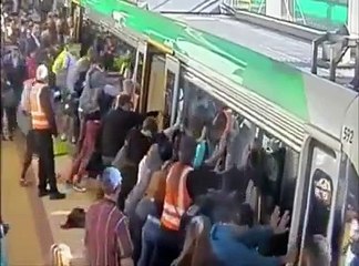 نعم إنها الإنسانية يا سادة ❤ #فيديو يستحق النشر