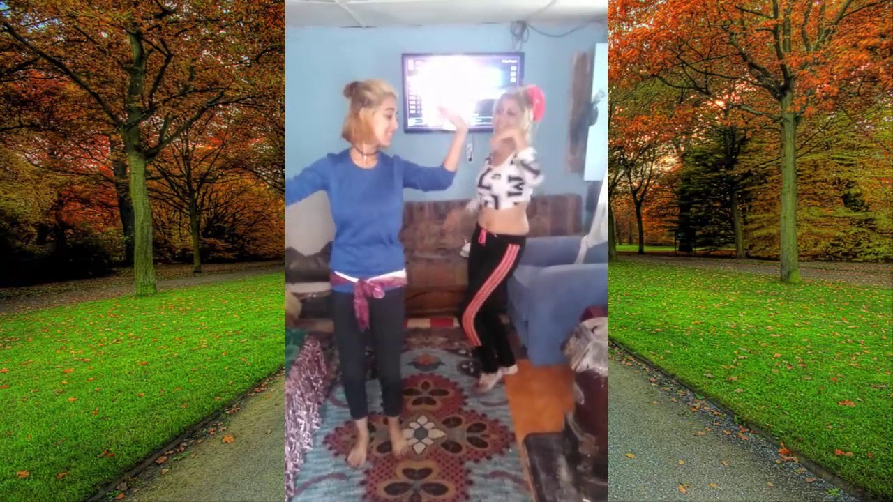 Evde döktüren iki neşeli kız