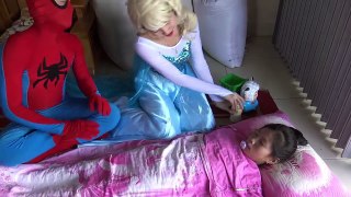 Замороженные Эльза Спящая человек-паук против супергерой шутки Веселая видео Супер девушка весело супергерой