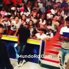 Sacan una joven mala del programa "AQUI SE HABLA ESPAÑOl" por la visita de Mozart la para