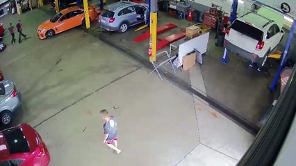 Le voleur le plus culotté de tous les temps ! Il rentre dans un garage et part avec une voiture !