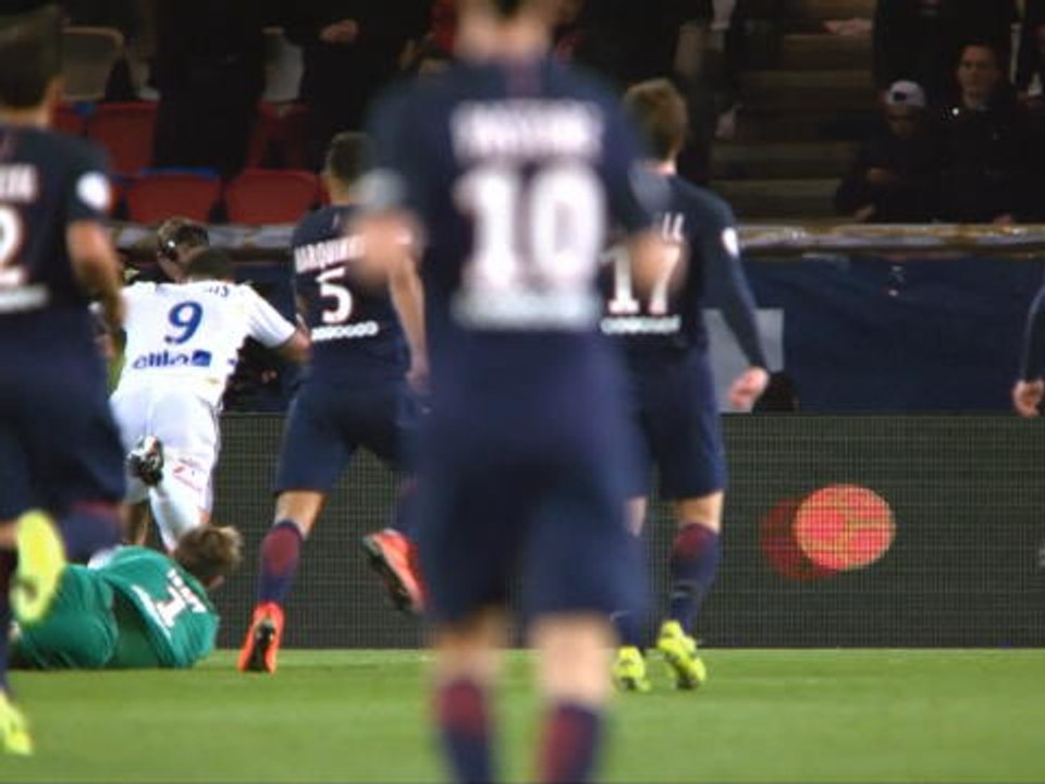 FOOTBALL: Referee denies Memphis Depay a litigious penalty