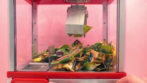Wer kriegt mehr Süßigkeiten? - Kaan, Kathi und Nina in Greifarm Automaten Challenge ABONNI
