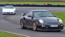 Porsche 911 GT2 RS vs 911 Carrera video