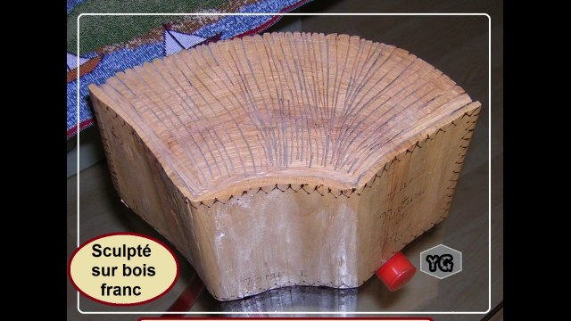 Livre. Sculpture sur bois franc.