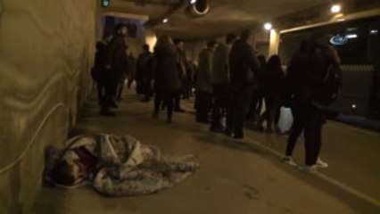 Taksim'de Battaniye Sarılı Uyuyan Çocuk Yürekleri Sızlattı