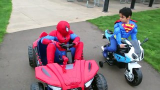 SUPERMAN vs SPIDERMAN POWER WHEELS RACE GIANT SURPRISE TOYS KIDS opening PLAYTIME AT THE PARK batman-b37u
