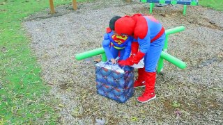 SUPERMAN vs SPIDERMAN POWER WHEELS RACE GIANT SURPRISE TOYS KIDS opening PLAYTIME AT THE PARK batman-b37uqWS1