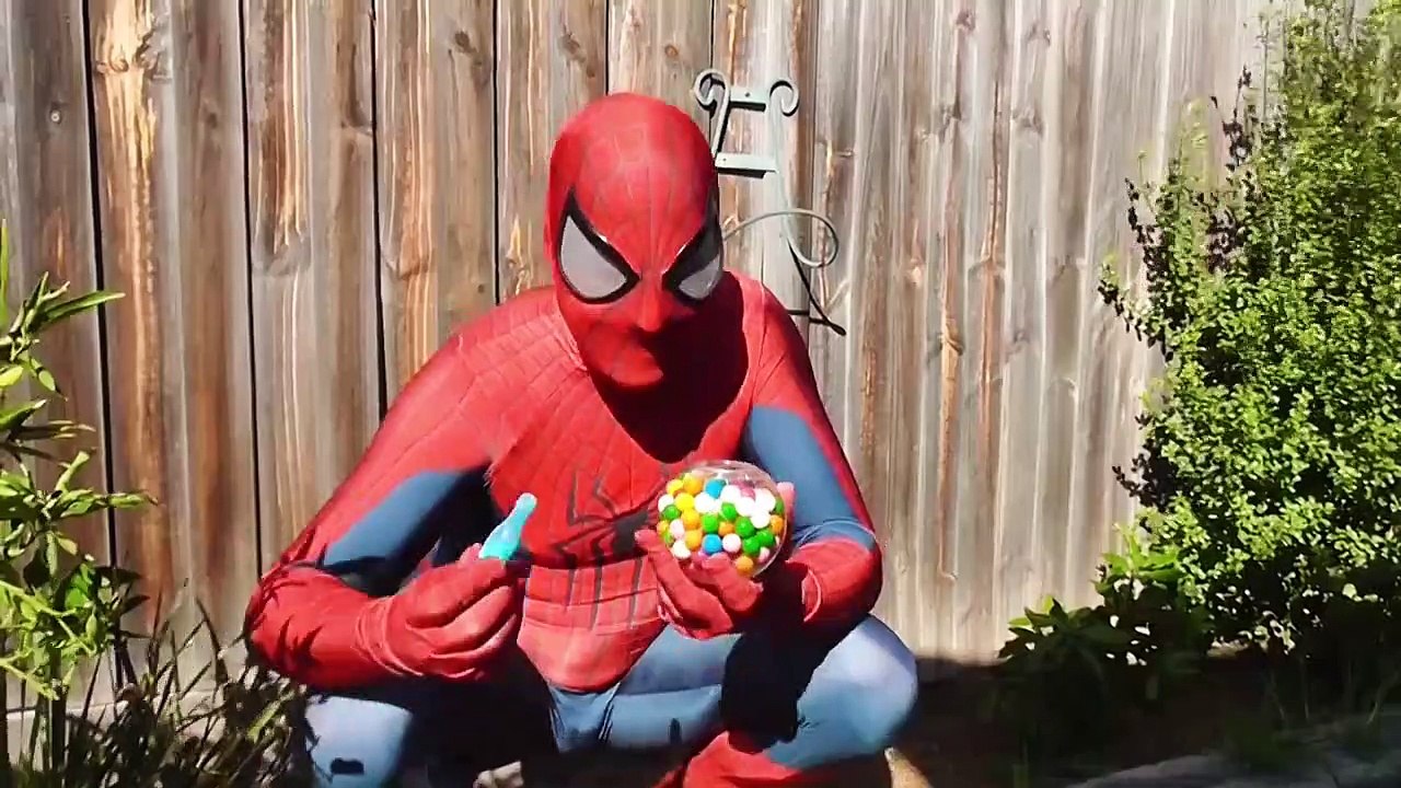 Spiderman and Spidergirl Bubble Gum Poo Prank Fun - Superhero Movie In Real Life!-ELSmI1G
