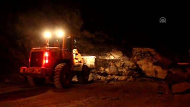 Hakkari-Van Karayoluna Kaya Düştü - Hakkari