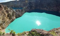 Air Danau yang Bisa Berubah Warna