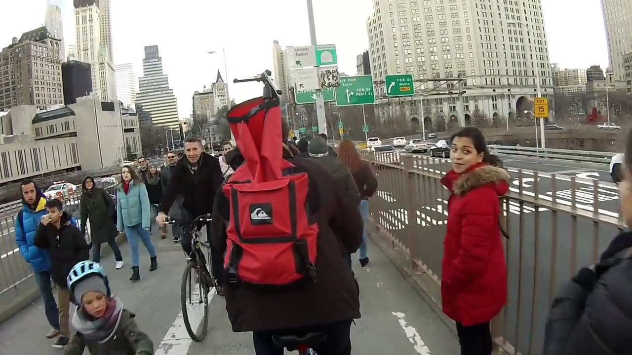 Pousser les piétons sur une piste cyclable en chantant