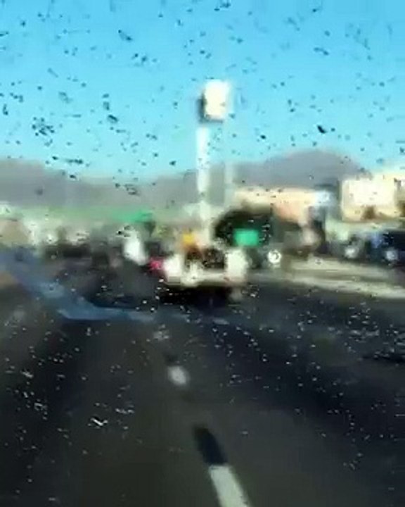 Un chauffeur a oublié de baisser la nacelle de son camion