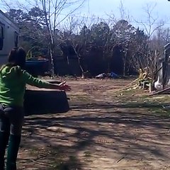 Une oie contente de retrouver une femme