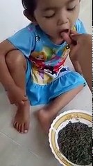 Une mère nourrit sa fille avec des vers marins