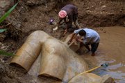 Archaeologists discover massive statue in Egyptian slum