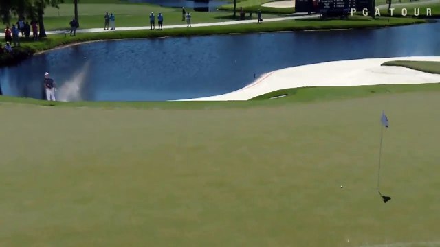 Ce golfeur s'aide d'une autre balle pour faire entrer la sienne dans le trou