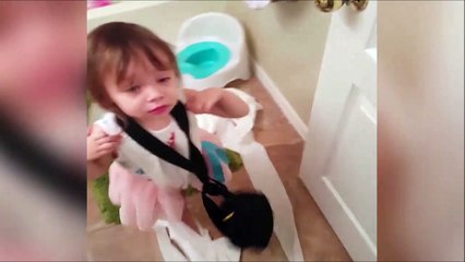 Ce bébé va au pot pour la première fois et ce n'est pas une réussite