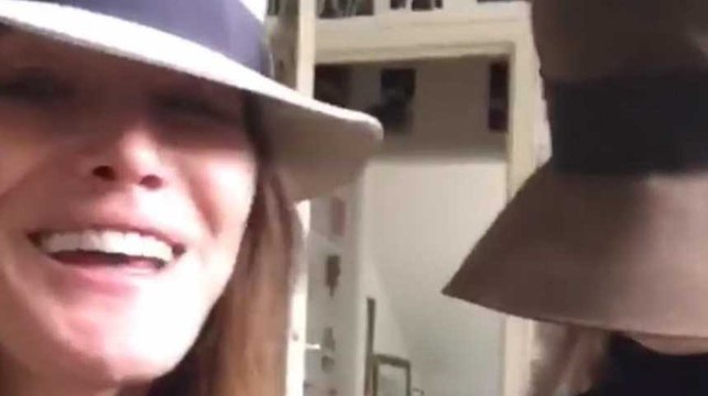 Carla Bruni chante avec sa fille pour Chuck Berry