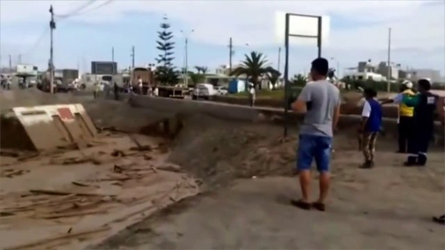 Une femme émerge des coulées de boue au Pérou