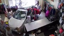 سيارة 4X4 تقتحم محل تجاري للملابس .
