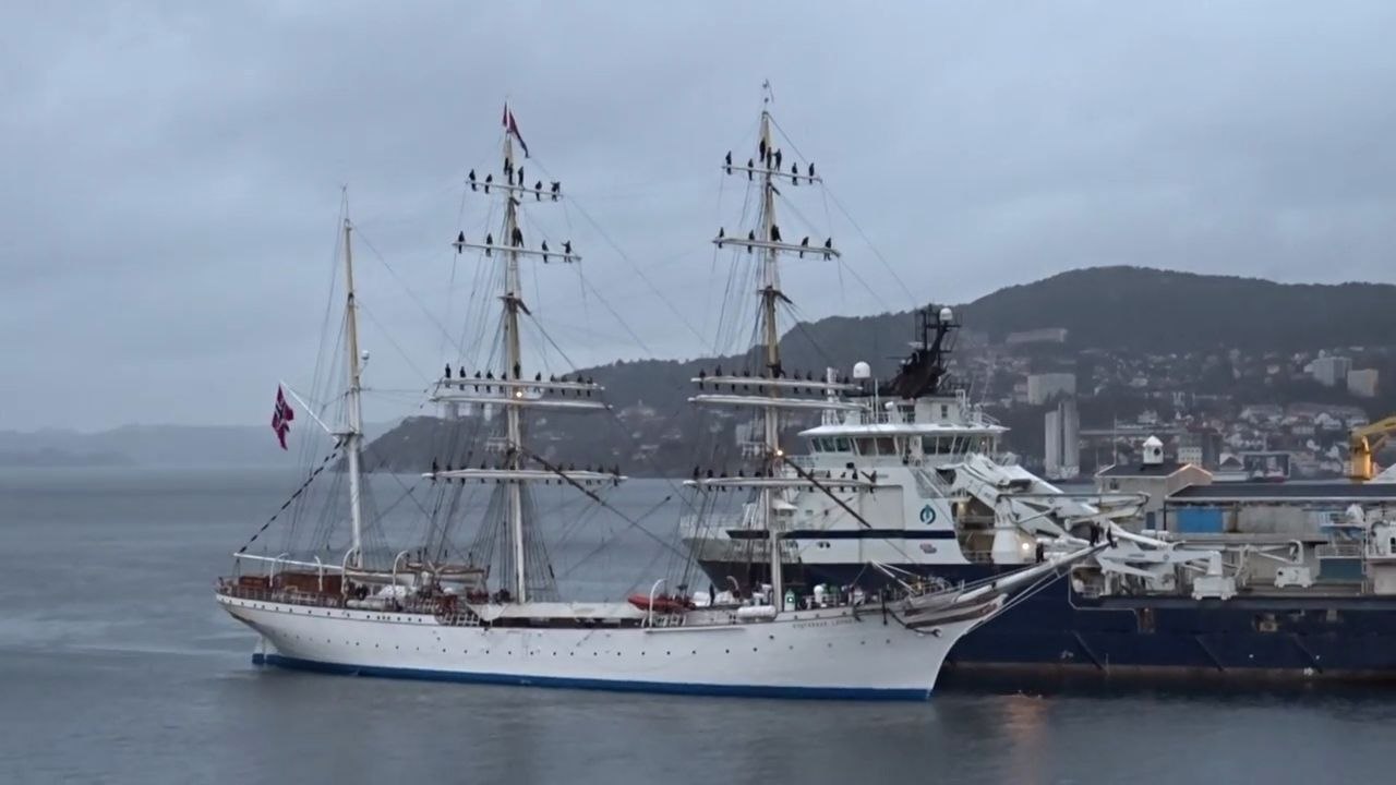 Les marins du voilier Statsraad Lehmkuhl chantent en rentrant au port