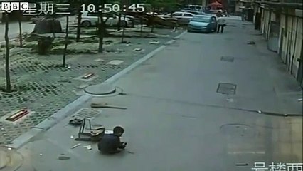 un conducteur roule sur un enfant chinois et ne s'arrête même pas !