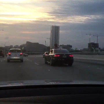 Elle twerk sur le toit d’une voiture roulant à 60 km/h à Miami