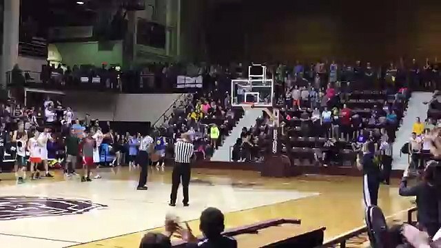 Un arbitre vole la vedette aux joueurs en faisant des dunks extraordinaires