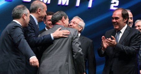 Futbol Zirvesi'nde Aziz Yıldırım'la Emre Belözoğlu'nun Diyaloğu Güldürdü