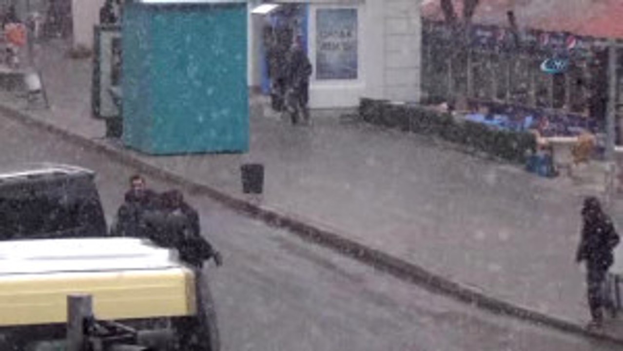 Güne Güneşli Bir Hava ile Başlayan Kars Halkı Öğleden Sonra Başlayan Kar Yağışına Hazırlıksız...