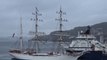 Des marins chantent debout sur les mâts de ce navire en Norvège !