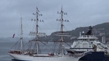 Des marins chantent debout sur les mâts de ce navire en Norvège !