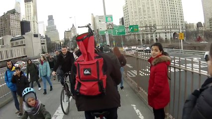 Quand les piétons marchent sur la piste cyclable... Musique à fond !
