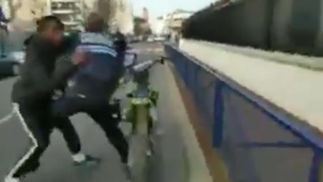 Les forces de l’ordre se font agresser par la racaille et sont obligés de fuir