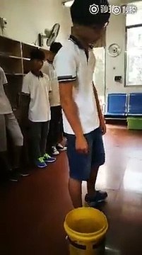 Ce prof chinois a trouvé la punition ULTIME pour les élèves...