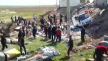 Şanlıurfa Suruç'ta Devrilen Tır'daki Yiyecekler Yağmalandı
