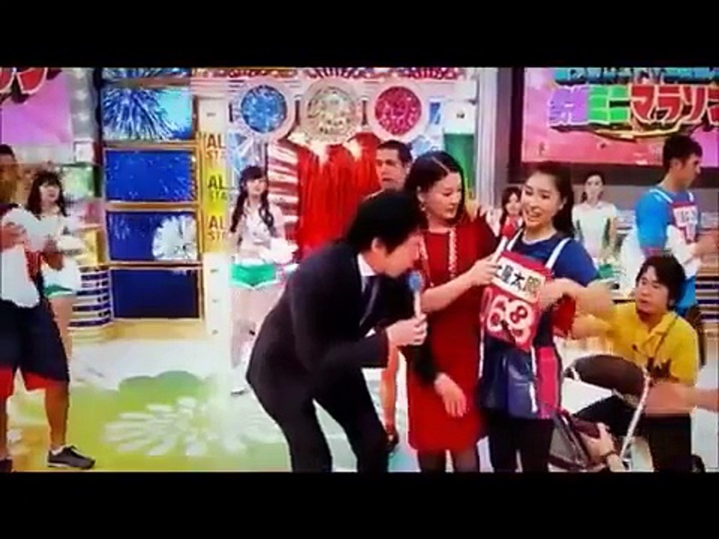 織田裕二の紳士ぶりに称賛の声 オールスター感謝祭マラソンでフラフラ土屋太鳳を素早く介抱 Video Dailymotion