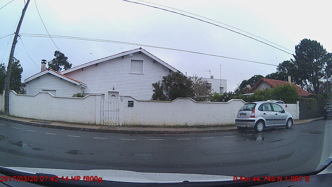 Il démarre  alors que je suis engagé , il a failli foutre en l'air un élève sur le passage pour piéton et grille le stop