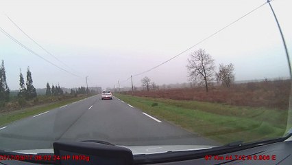 double puis freine puis redouble et une bmw arrive vite et est obligée de piler