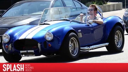 Aaron Paul llama la atención de todos en su Shelby Cobra antiguo