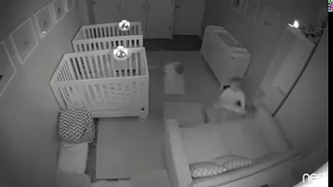 Ces jumeaux âgés de 2 ans s’octroient une nuit blanche et déménagent leur chambre toute la nuit