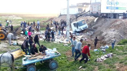 Devrilen TIR'daki Yiyecekler Böyle Yağmalandı!