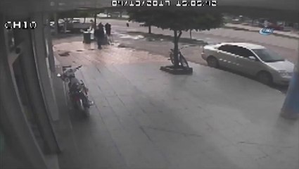 Un pneu fou frôle plusieurs personnes avant de percuter un client dans une pharmacie.