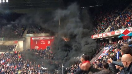 Download Video: PSV / Ajax - Un nuage de fumée noire va envahir le stade... Dingue